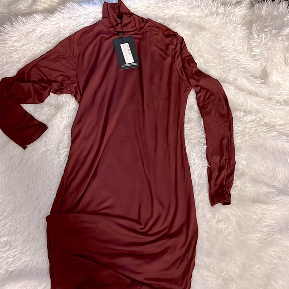 Pretty Little Thing Burgundy Roll Neck MIDI Dress - Picture 3 of 3